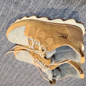 Sorel size 7.5 kinetic boots